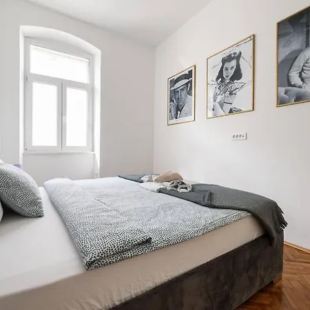 4-bedroom 1 Min From Bacvice Lägenhet *