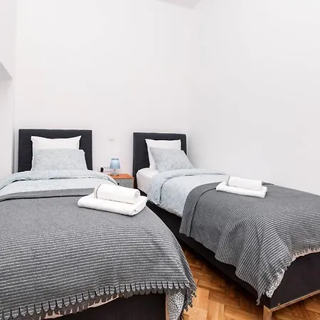 4-bedroom 1 Min From Bacvice Lägenhet *