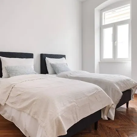 4-bedroom 1 Min From Bacvice Apartman *