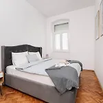 4-bedroom 1 Min From Bacvice Split