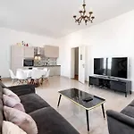 4-bedroom 1 Min From Bacvice Apartment